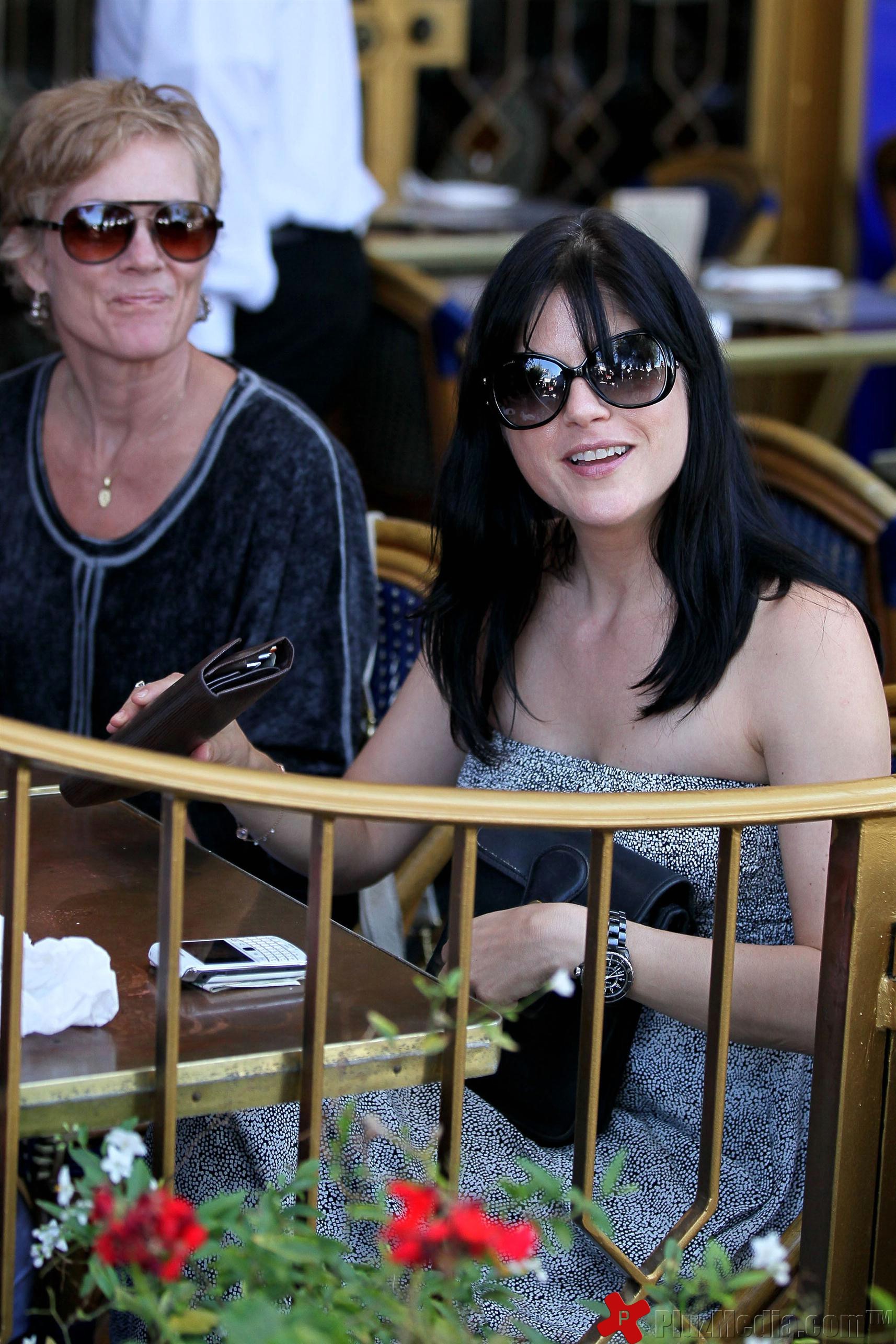 Selma Blair out to lunch with friends at The Little Door restaurant | Picture 89620